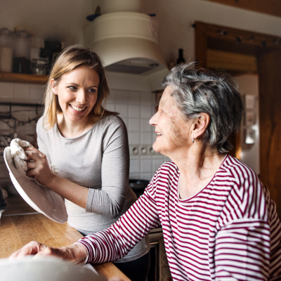 Carte professionnelle des aides à domicile : les certifications éligibles