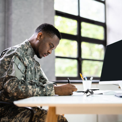 Liste des formations spécialisées des militaires et engagement à servir