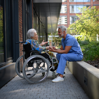 DREETS : un webinaire sur les salariés seniors du secteur sanitaire et social
